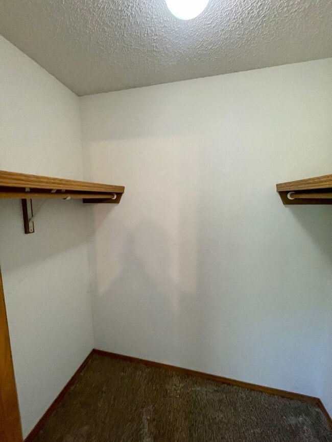 Building Photo - Beautiful 2 story, 5 bedroom, 3 bath home available NOW!