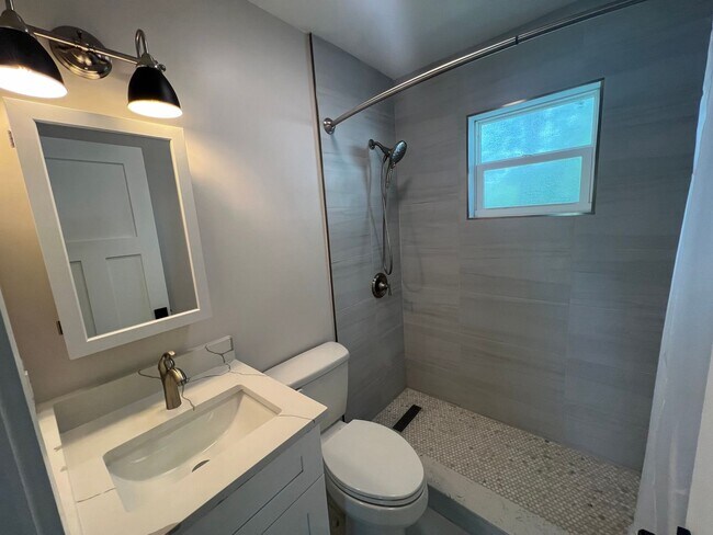 Building Photo - ANNUAL ** $1,395/month ** 3/4 Mile from Su...