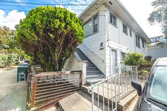 Building Photo - 3940 Whittle Ave