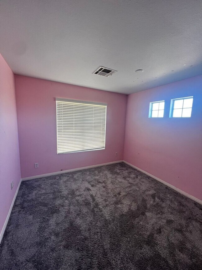 Building Photo - Spacious 4-Bedroom Mountains Edge Home with Downstairs Suite, Balcony & Covered Patio