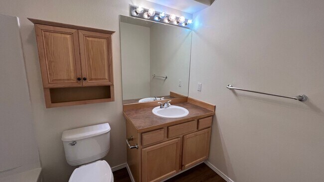 Building Photo - 3 Bed, 2.5 Bath - Beautiful Mountain Views - Close to JBER!