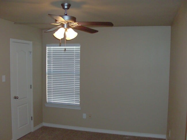 Building Photo - 3 Bedroom / 2 Bath Duplex off Clear Creek ...