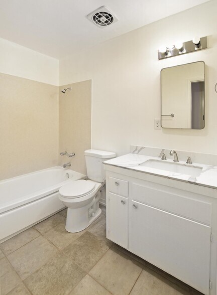 Building Photo - 650 Ridgeway Ln