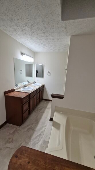 Building Photo - 490 Julius Dr