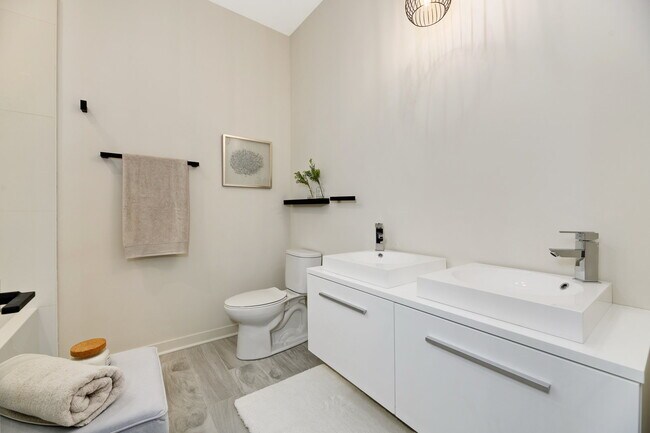 Building Photo - 790 E Irving Park Rd