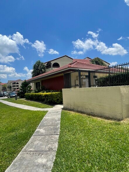 Building Photo - 8820 SW 123rd Ct