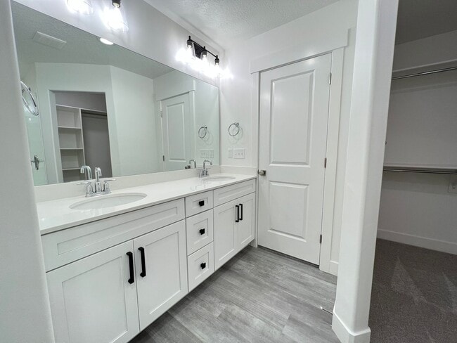 Building Photo - 3 Bedroom/2.5 Bathroom Townhouse in Herriman
