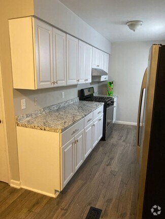 Building Photo - 3 bedroom single family home with huge bon...