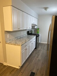Building Photo - 3 bedroom single family home with huge bon...
