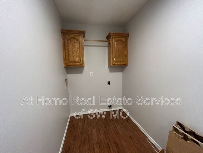 Building Photo - 4146 S Parkcrest Ave