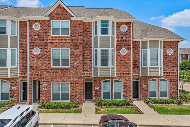 Building Photo - 4bed/4.5 LakeRidge Townhome Available for ...