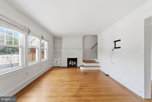 Building Photo - 530 E Manoa Rd