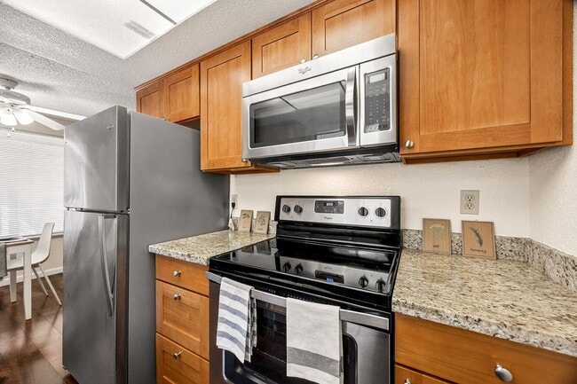 Building Photo - Charming 2 bed, 1 bath Lynnwood Condo, $1695/mo.