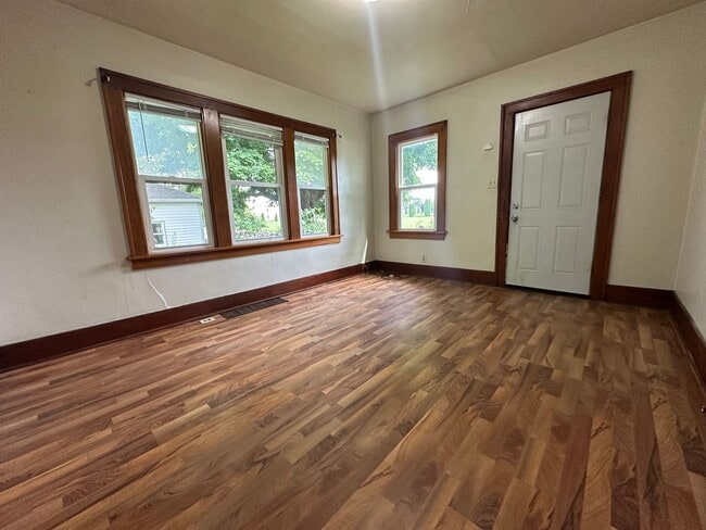 Building Photo - 2 bed, 1 bath home for rent in Waterloo