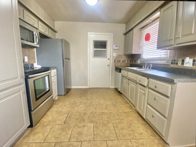 Building Photo - Great 3 bed 2bath 1 car garage now available