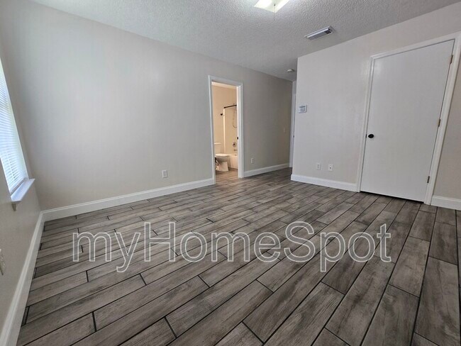Building Photo - 8900 Forest Oak Dr