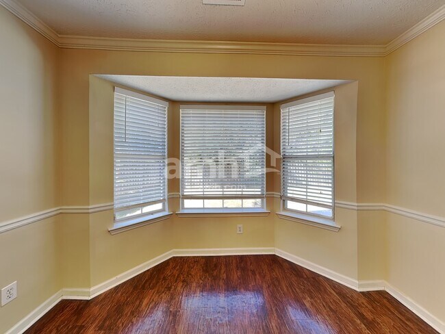 Building Photo - 210 Summer Hill Cir