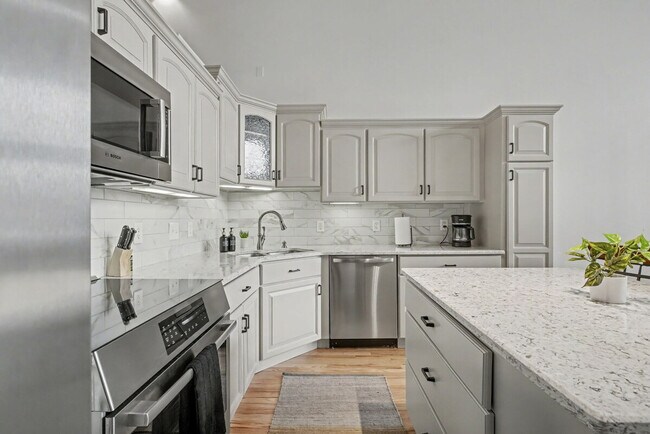 Building Photo - 1555 California St