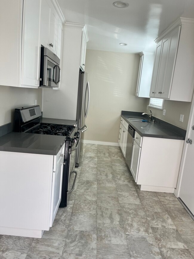 Building Photo - 15702 Brighton LLC B