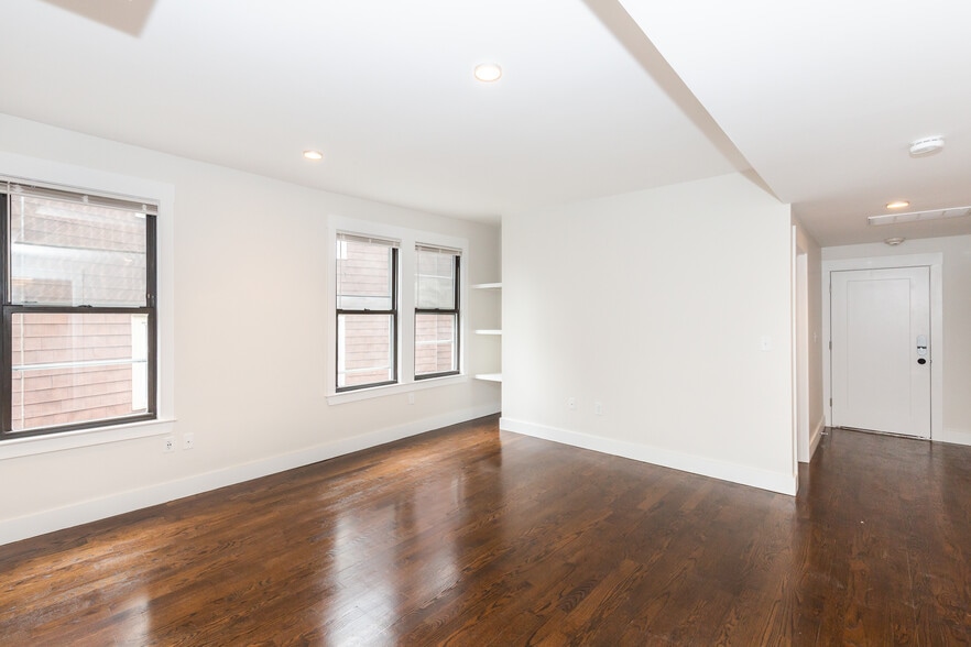 Building Photo - 22 Clary St