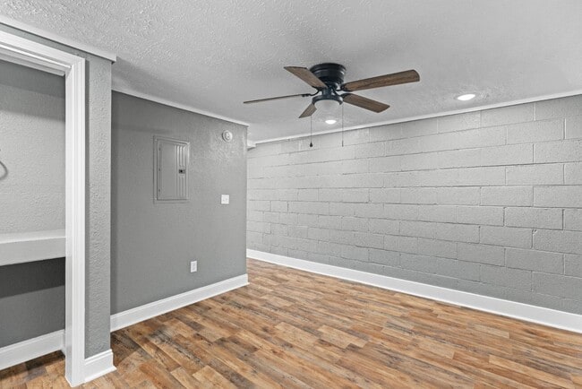 Building Photo - 223 E Broadway St