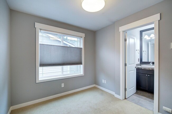 Building Photo - 2Bd/2.5Ba Seattle Townhouse