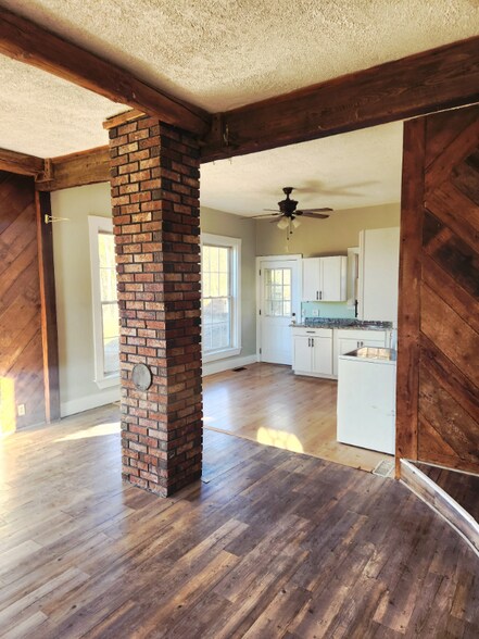 Building Photo - 161 Roosevelt Trail