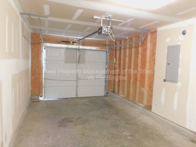 Building Photo - 2035 Chapel Park Ln