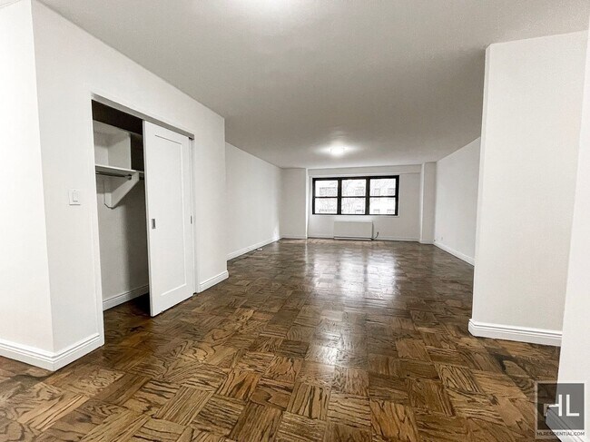 Building Photo - 400 E 89th St