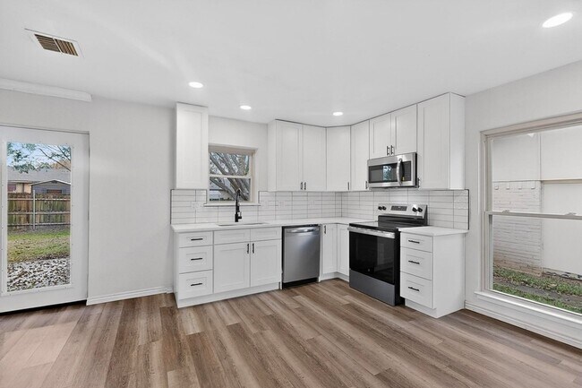 Building Photo - 5516 Laredo Ln