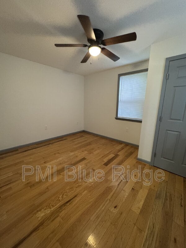 Building Photo - 922 1st Ave W