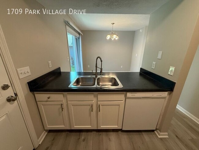 Building Photo - 1709 Park Village Dr