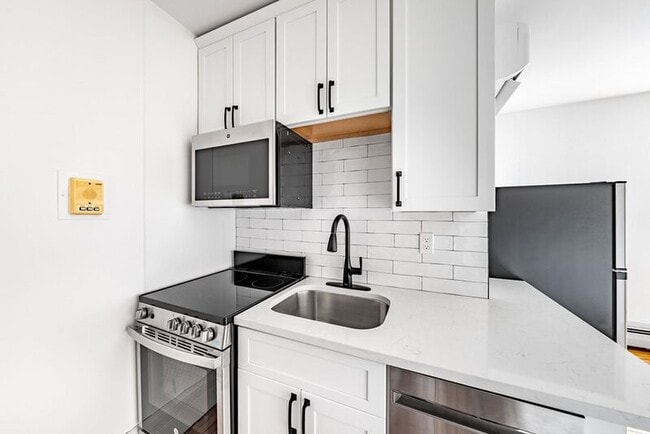 Building Photo - 245 Clinton St