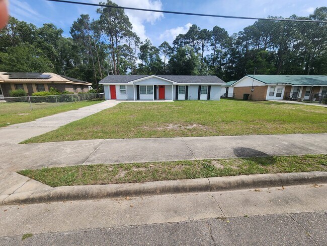 Building Photo - 535 Azalea St
