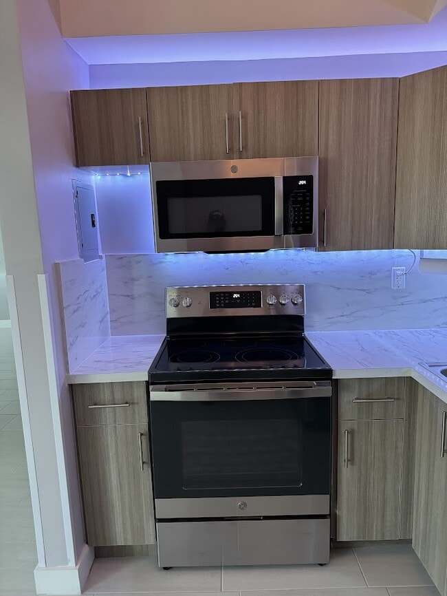 Building Photo - 1400 SW 27th Ave