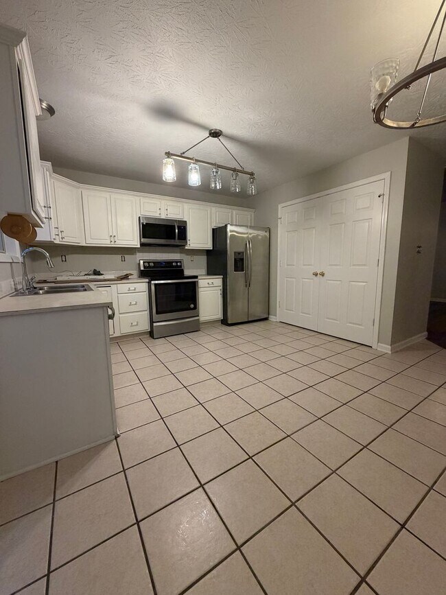 Building Photo - 3 Bedroom Available Now!