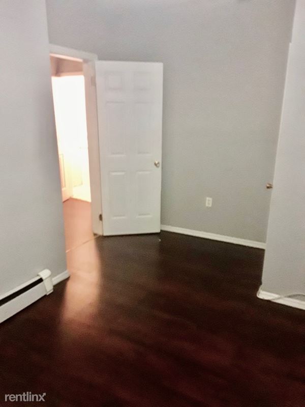 Building Photo - 2 br, 1 bath Townhome - 22 Seymour Ave