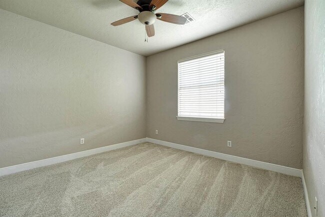 Building Photo - Amazing Home in Desirable Location