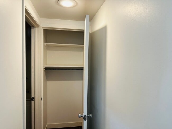 Building Photo - 4 bedroom, 1 bath. Pets Ok, Remodeled in 2...