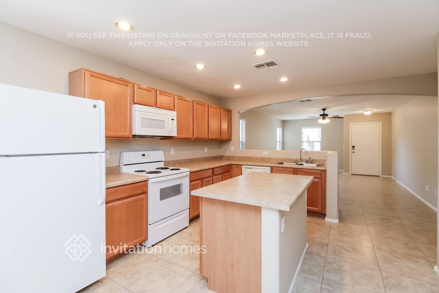 Building Photo - 8852 E Plana Ave