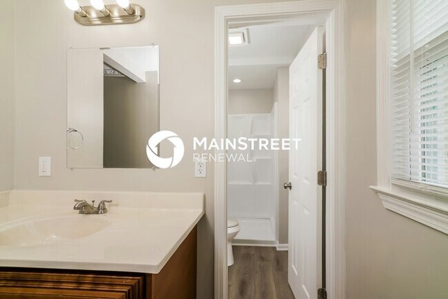 Building Photo - 3 Bedroom Pet-Friendly Home in Louisville, KY with Main Street Renewal