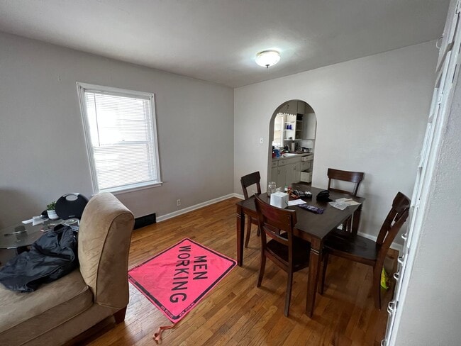 Building Photo - 2 Bedroom Main Floor Unit Available August 1, 2026!