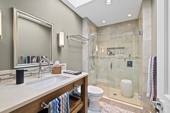 Building Photo - 4Bd/4.5Ba Medina House