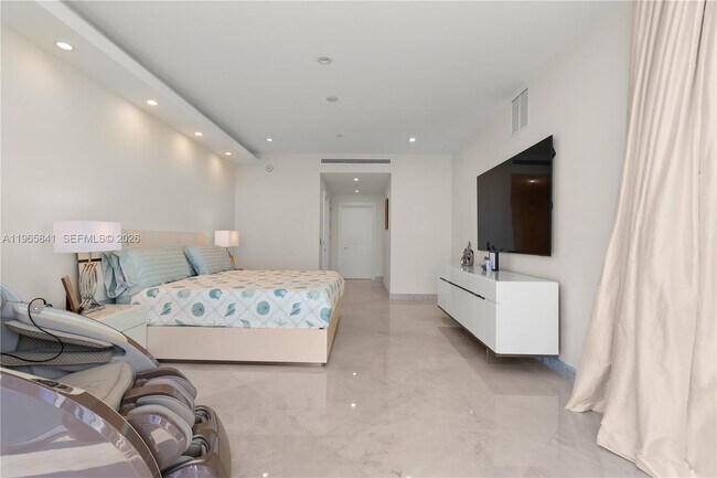 Building Photo - 17001 Collins Ave