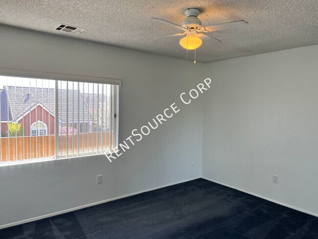 Building Photo - 2 Bedroom Condo for Rent in East Palmdale