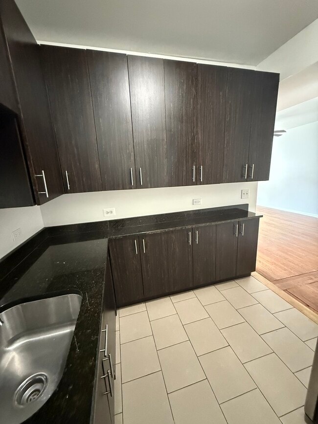 Building Photo - 7628 S Drexel Ave