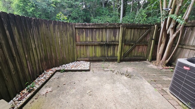 Building Photo - 1 bed 1 bath townhome in the Heart of Spring Hill