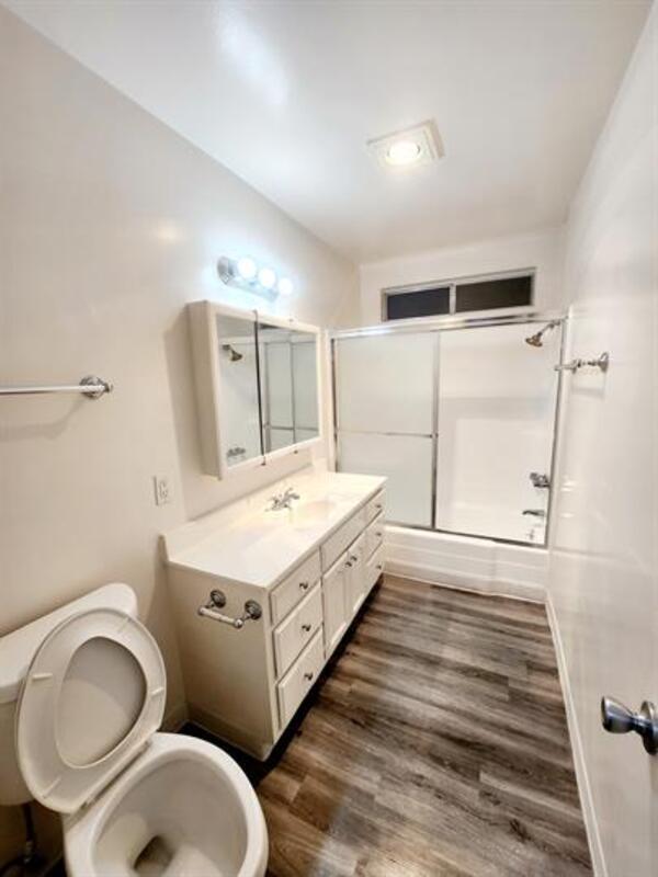 Building Photo - 400 Serrano Ave