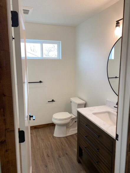 Full bath - 1410 S 5th St W