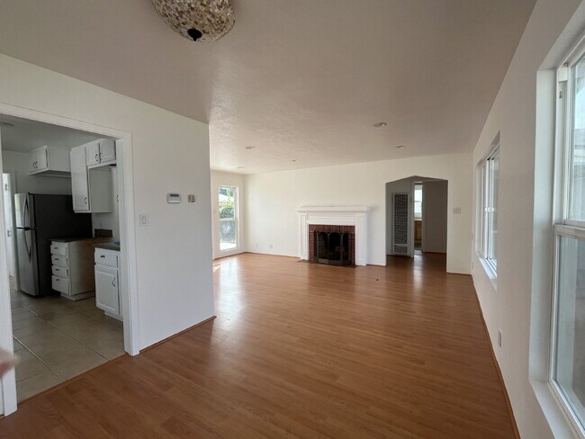 Building Photo - "Charming 2-Bedroom Retreat on Douglas Ave...